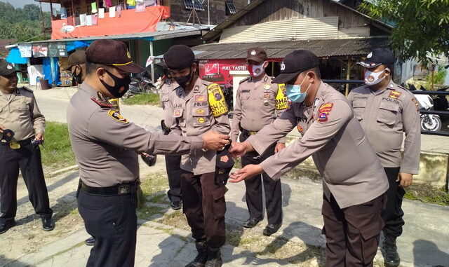 Pemberian masker kepada personil Polsek sipora