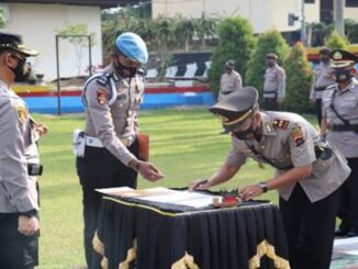 Penandatangan berita acara serah terima dua perwira di Polres Tanah Datar.