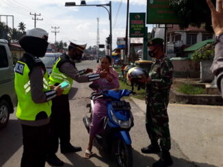 Pengendara yang tidak masker mendapat masker dan helem gratis dari petugas operasi Zebra Singgalang 2020 Polres Limapuluh Kota.
