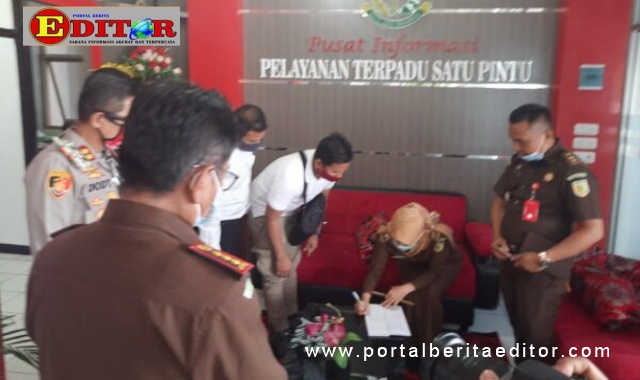 Penyerahan SPDP kasus pengeroyokan anggota TNI Kodim 0304 Agam oleh oknum club Moge dari Polres Bukittinggi ke Kajari Bukittinggi.