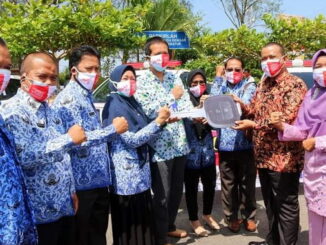 Penyerahan mobil ambulance secara simbolis oleh Plt Wako Pariaman.