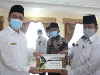 Penyerahan penghargaan dari Kakanwil kemenag Sumbar kepada kakankemenag Bukittinggi.