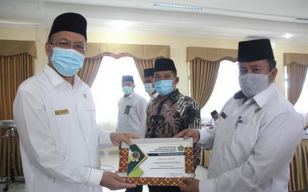 Penyerahan penghargaan dari Kakanwil kemenag Sumbar kepada kakankemenag Bukittinggi.