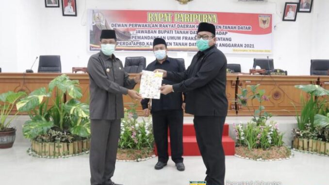 Pjs.Bupati Erman Rahman menyerahkan jawaban pemerintah tentang pandanfan umum fraksi-fraksi