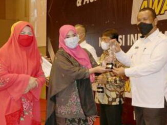 Plt Wako Pariaman saat menerima penghargaan.