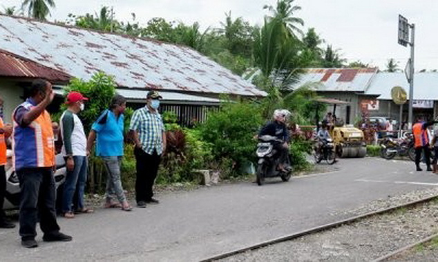 Plt Walikota Pariaman saat meninjau lokasi kecelakaan keterap api.