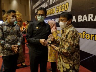 Sekdako Bukittinggi Yuen Karnova menerima penghargaan Achievement Motivation Person Award 2020 yang diserahjan Gubernur Sumbar.