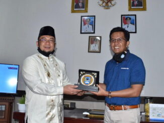 Tukar cendramata Wawako Erwin Yunas dan PJ.Bupati Bengkalis.