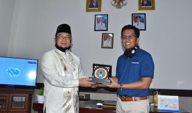 Tukar cendramata Wawako Erwin Yunas dan PJ.Bupati Bengkalis.