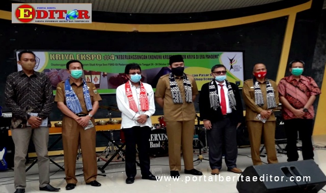 Walikota Fadly Amran foto bersama Purek-1 ISI, Dr. Andra Indra Sastera dan lainnya pada Kriya Ekspo#4 di PDIKM Padang Panjang.