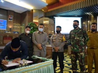 Ermizen menandatangani berita acara.