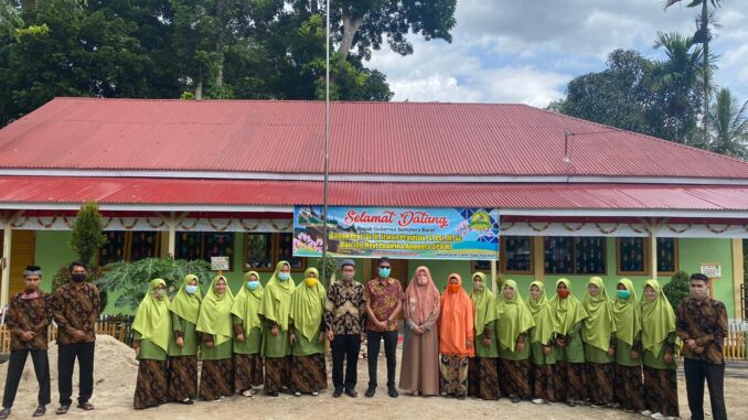 Gubernur Irwan Prayitno bersama pengurus Yayasan Ar Rahman.