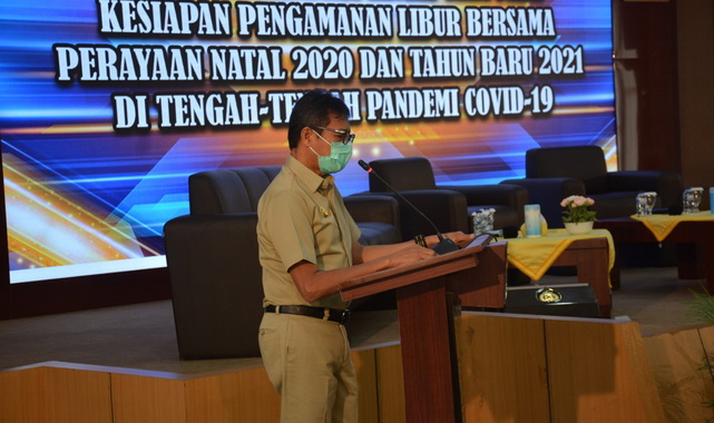 Gubernur Irwan Prayitno saat memberi pengarahan.