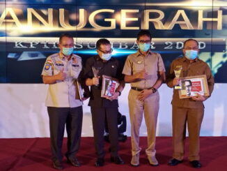 Gubernur Irwan Prayitno saat menerima anugerah.