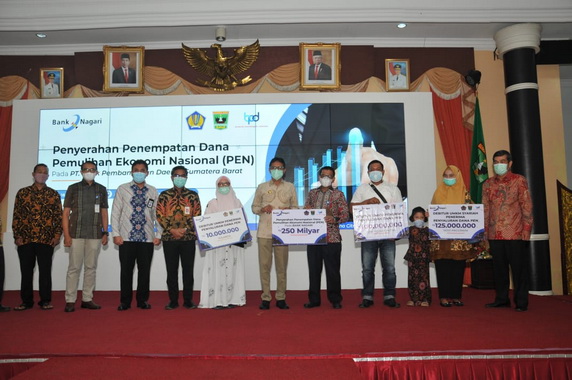 Gubernur saat menerima dana dari pusat.