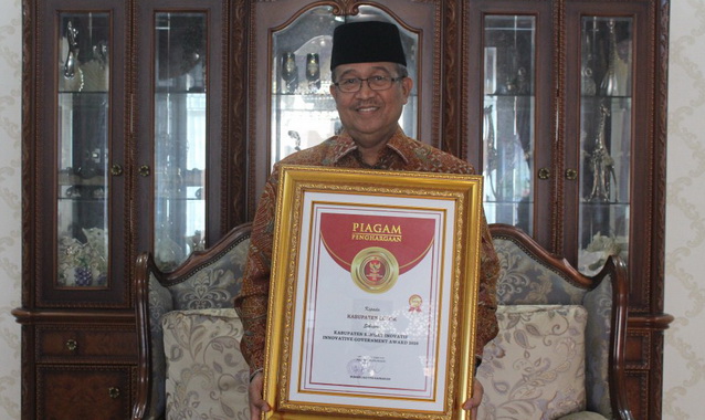 Bupati Gusmal dengan paiagam IGA Tahun 2020.