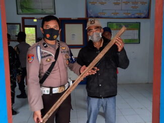 Palang kayu yang diamankan polisi.