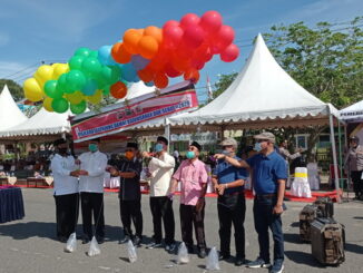 Para calon bupati Sijunjung tengah melepaskan balon menandai pelaksanaan pilkada serentak tahun 2020 yang damai, badunsanak dan sehat.
