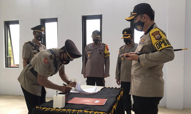 Penandatangan berkas serah terima jabatan.