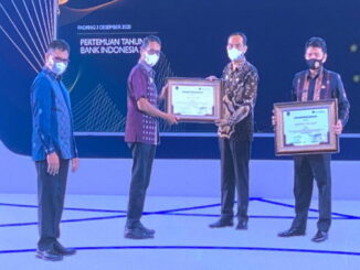 Penyerahan penghargaan buat Pemerintah Kabupaten Solok oleh Gubernur Sumbar.