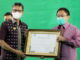 Pjs.Wako Bukittinggi Zaenudin menerima piagam penghargaan dari Bank Indonesia diserahkan oleh Gubernur Sumbar.