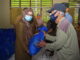 Sekdako Sawahlunto Dr. dr. Ambun Kadri, MKM menyerahkan bantuan paket sembako.