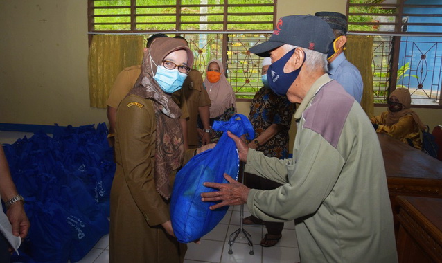 Sekdako Sawahlunto Dr. dr. Ambun Kadri, MKM menyerahkan bantuan paket sembako.