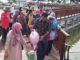 Suasana libur panjang di obyek wisata Pariaman.