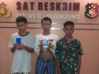 Tiga tersangka pencuri handphone di Jorong Taratak Baru Nagari Padang Laweh Kecamatan Koto VII Kabupaten Sijunjung.