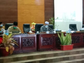 Wakil Ketua DPRD Sumbar H Irsyad Syafar saat memimpin Raoat Paripurna