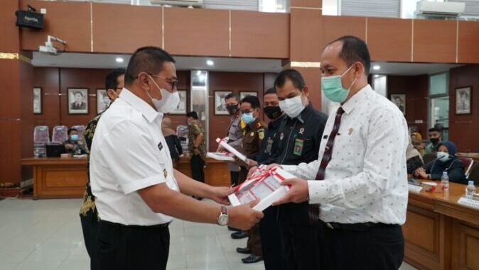Wako Bukittinggi menyerahkan DIPA 2021.