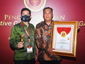 Walikota Sawahlunto dan Kepala Barenlitbangda saat menerima penghargaan IGA 2020.