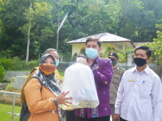 Walikota Sawahlunto menyerahkan bantuan bibit ikan.
