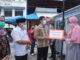Walikota Sawahlunto saat memberi bantuan.