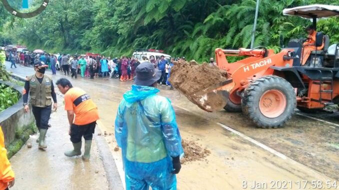 Alat berat mulai dikerahkan membersihkan matrial lonsor