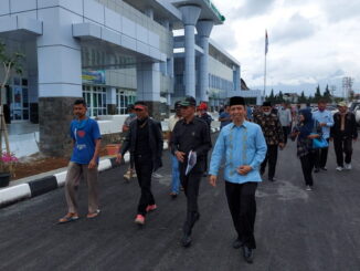 Anggota DPRD Kota Bukittinggi saat meninjau lokasi tanah RSUD Kota Bukittinggi.