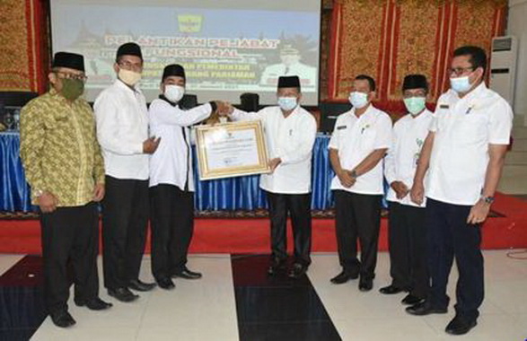 Ketua Baznas Dr Rahmat Tk Sulaiman meperhatkan piagam pengharrgaan yang diserahkan pengurus Baznas Pusat,