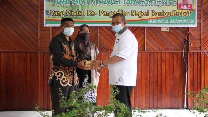 Bupati Gusmal saat menyerahkan cendera mata.