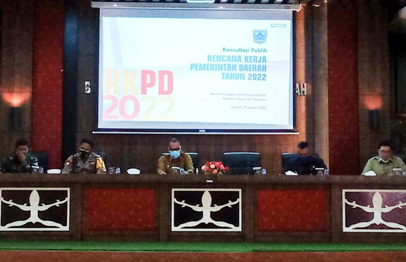 Bupati Kabupaten kepulauan Mentawai Yudas Sabaggaletsaat memimpin Rapat konsultasi publik RKPD tahun 2022,