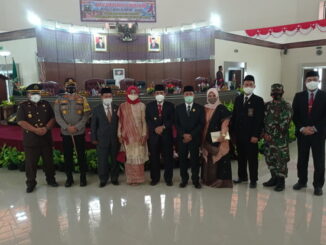 Bupati Sijunjung, Yuswir Arifin bersama dengan Ketua DPRD, Bambang Surya Irwan foto bersama dengan anggota yang baru dilantik Drs. Hamdani Hasnam, M. Si.