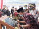 Bupati Tanah Datar Zuldafri Darma sedang menandatangani prastati.