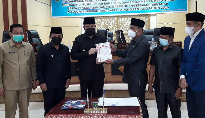Ketua DPRD Padangpanjang, Mardiansyah, bersama Wakil Ketua Yulius Kaisar dan Imbral. Wako Fadly Amran, Wawako Asrul dan Sekda Sony Budaya Putra.