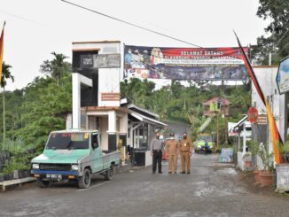Gerbang masuk kampung tangguh Perumnas Kunang Gajah Limbukan dan Lurah Limbukan Firdaus.