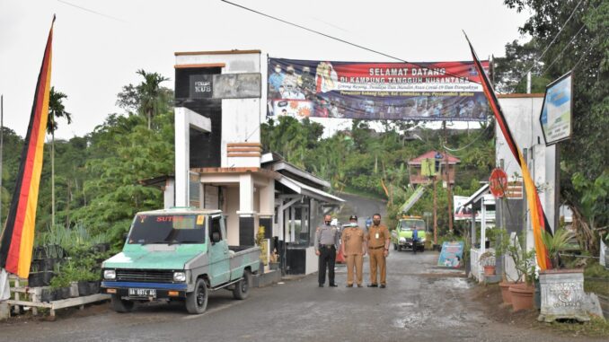 Gerbang masuk kampung tangguh Perumnas Kunang Gajah Limbukan dan Lurah Limbukan Firdaus.