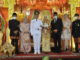 Gubernur Irwan Prayitno bersama kedua pengantin.