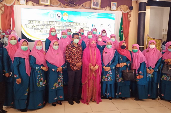 Gubernur Irwan Prayitno dan Nevi Zuarina bersama anggota TP PKK Sumbar.