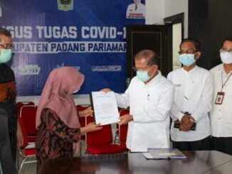 Ir. Syafriyanti, M.M menyerahkan berita acara menyerahkan aset Kementerian PUPR kepada Pemkab Padang Pariaman