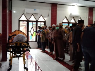 Jenazah almarhum Iptu Agus usai disholatkan.