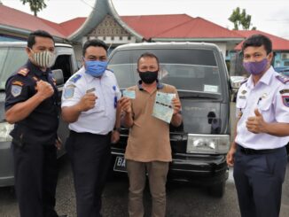 Kadishub Payakumbuh didampingi sekretaris dan Ka UPT Kiur serta pemilik kenderaan yang mengurus KIUR kendraannya.