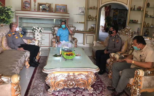 Kapolres Sijunjung, AKBP. Andry Kurniawan bersilaturahmi dengan Cabup Benny Dwifa Yuswir di kediaman di jorong Kampung Baru Nagari Sijunjung.